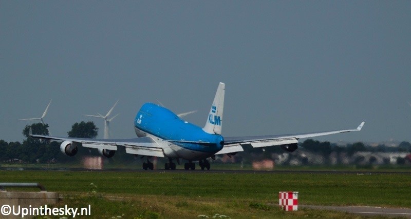 Zware jongens stijgen op van natte polderbaan | Video
