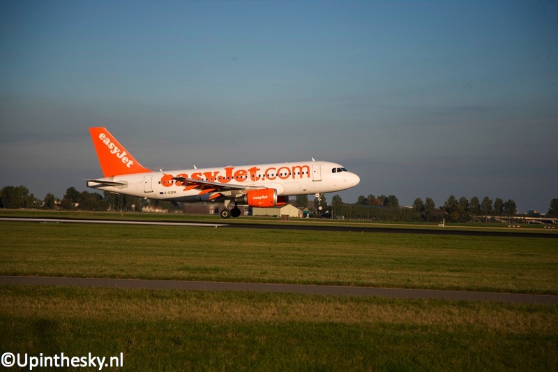 EasyJet toestellen beklad met graffiti