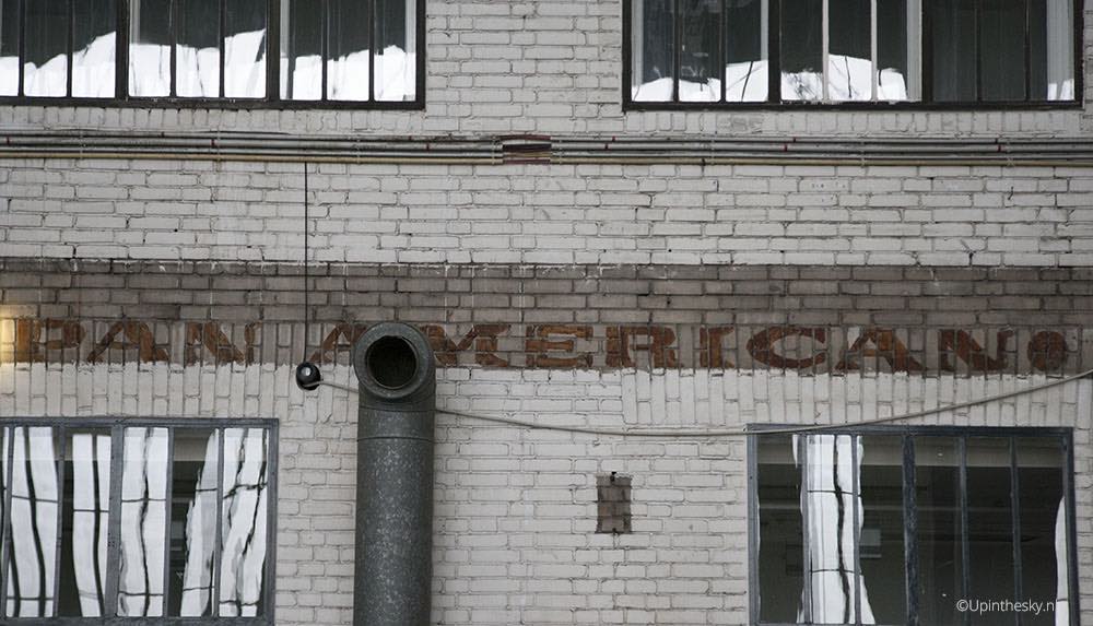 Tempelhof_Hangaar_2_Pan_Am_American_logo