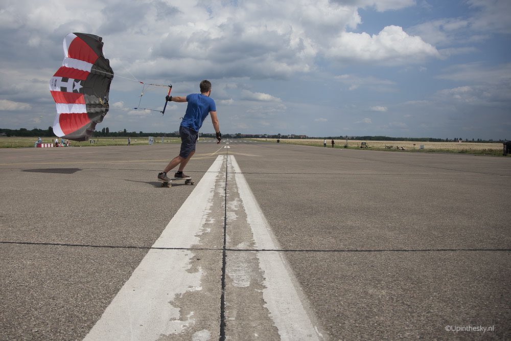 Tempelhof_Park_2_kite