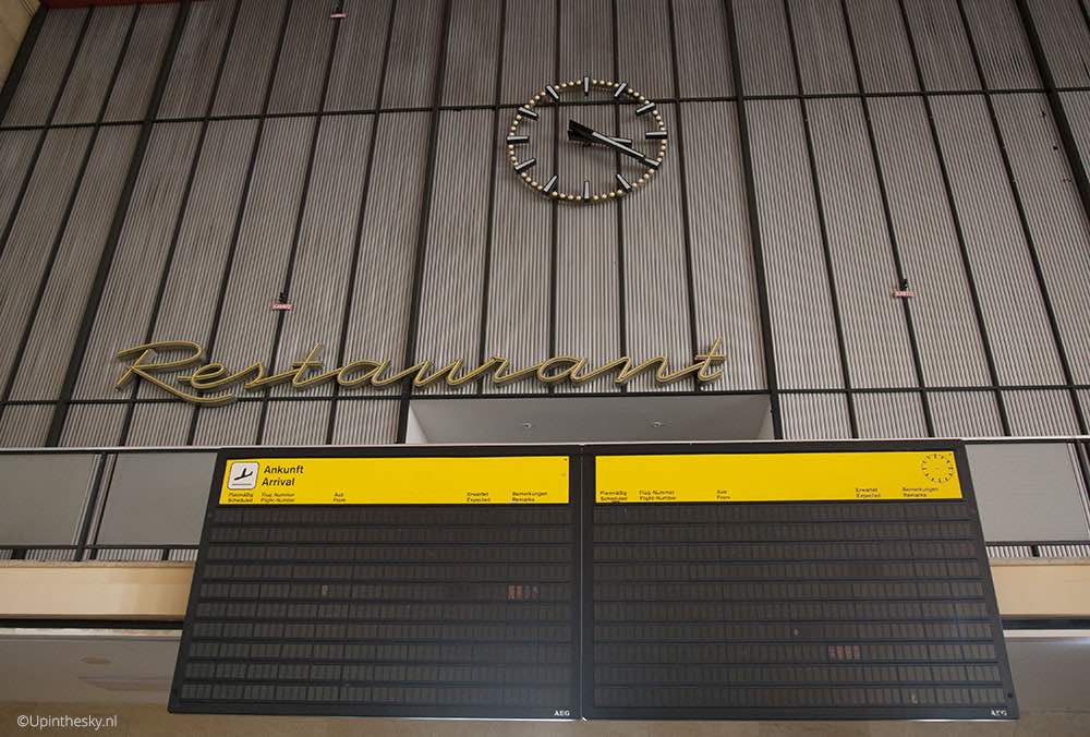 Tempelhof_Vertrekhal_2_aankomstbord
