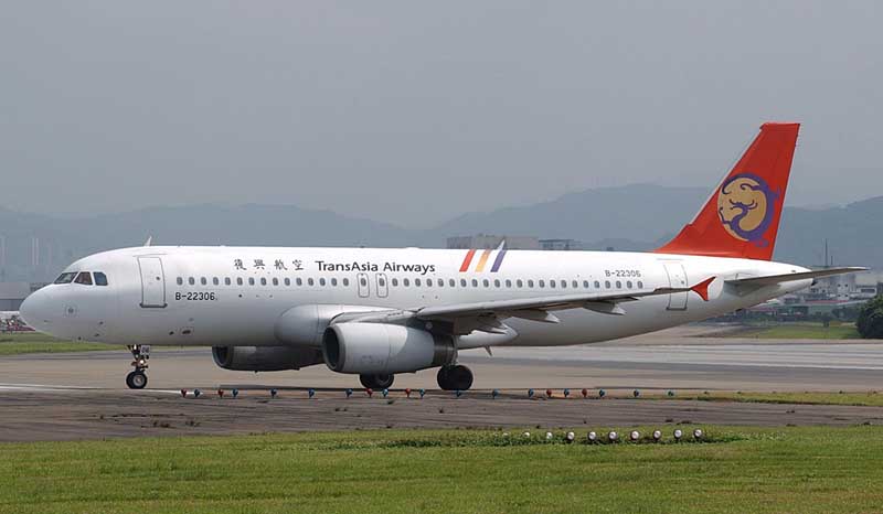 A320 TransAsia beschadigt hangaar Taipei