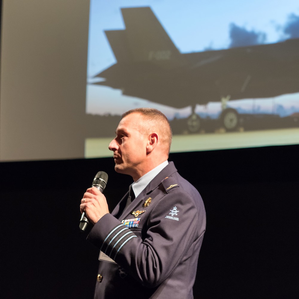 Kolonel Denny Traas, commandant vliegbasis Leeuwarden over het infaseren van de Joint Strike Fighter bij de Koninklijke Luchtmacht, die op 11 juni 2016 zijn opwachting zal maken bij de Luchtmachtdagen op vliegbasis Leeuwarden. ©Daan van der Heijden