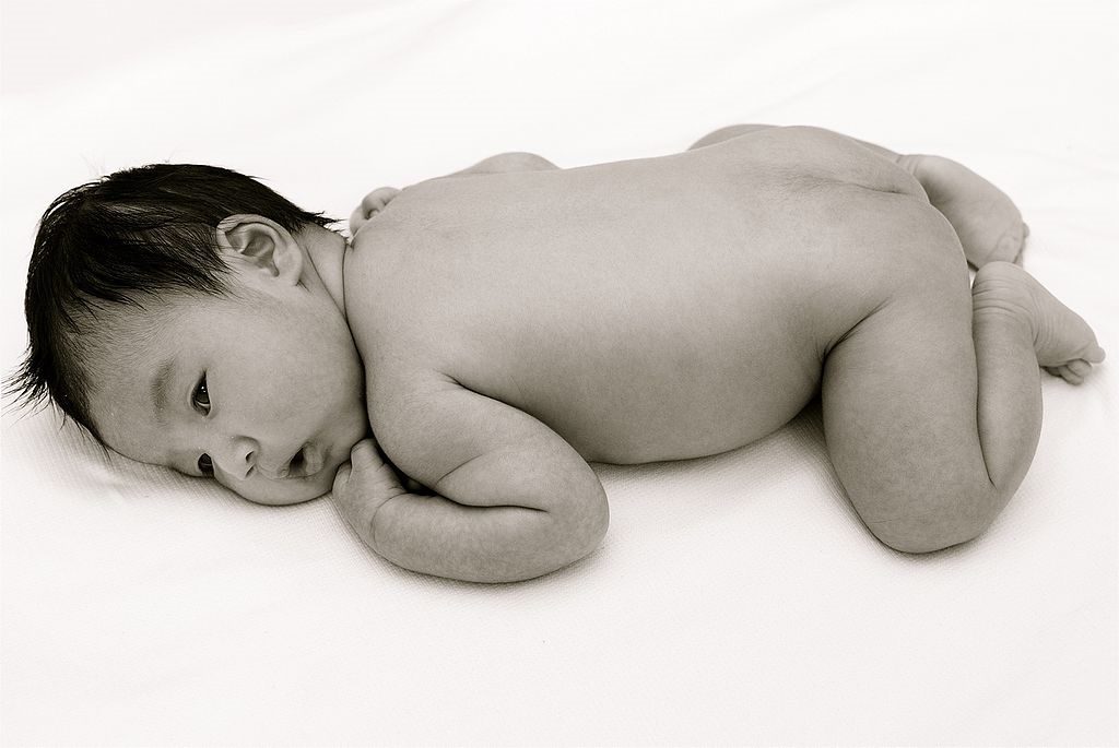 Stewardess geeft baby borstvoeding tijdens vlucht