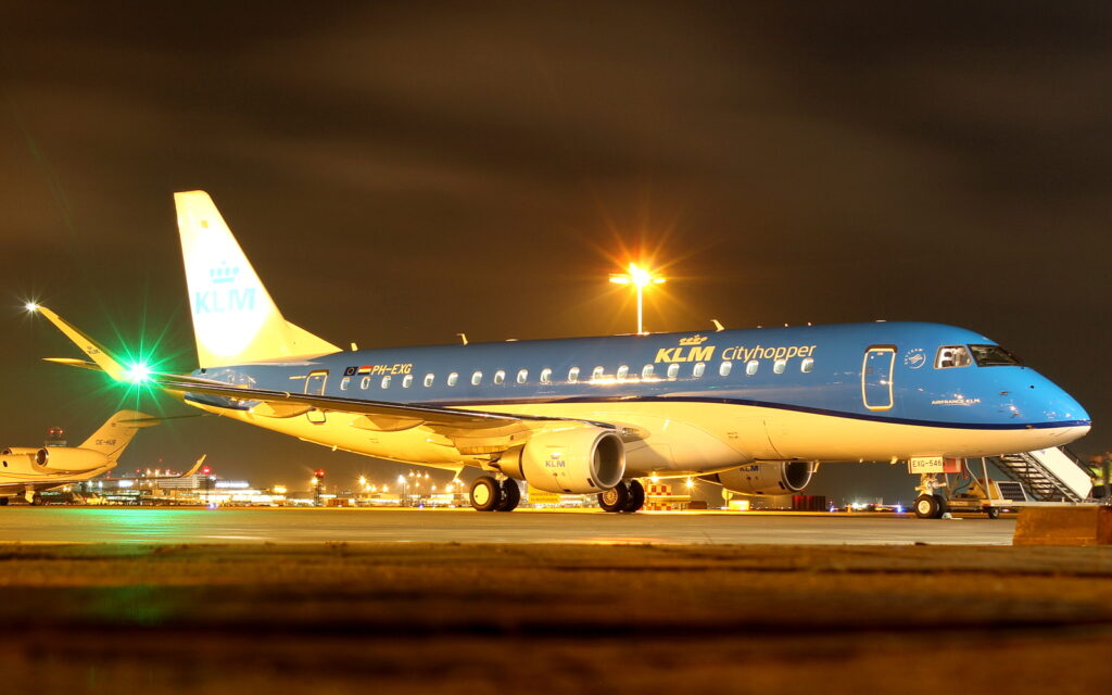 Eerste KLM Cityhopper E175 na vertraging geland op Schiphol | Foto’s