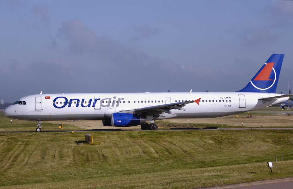 A320 Onur Air na problemen met neuswiel naar gate Schiphol gesleept