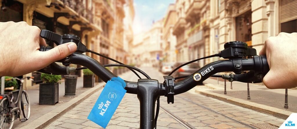 Fietsen langs vliegtuigen op Schiphol fietsen