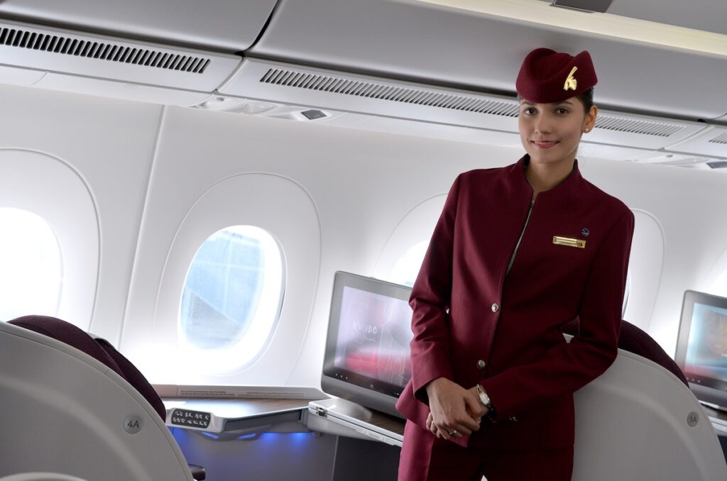 Qatar Airways zoekt lange vrouwen Qatar A350 cabine met stewardess