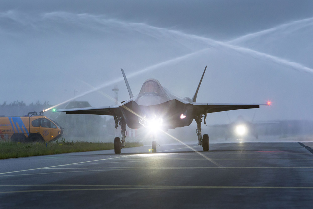 De F-35's krijgen een watersaluut na de landing op Leeuwarden (c) Ministerie van Defensie