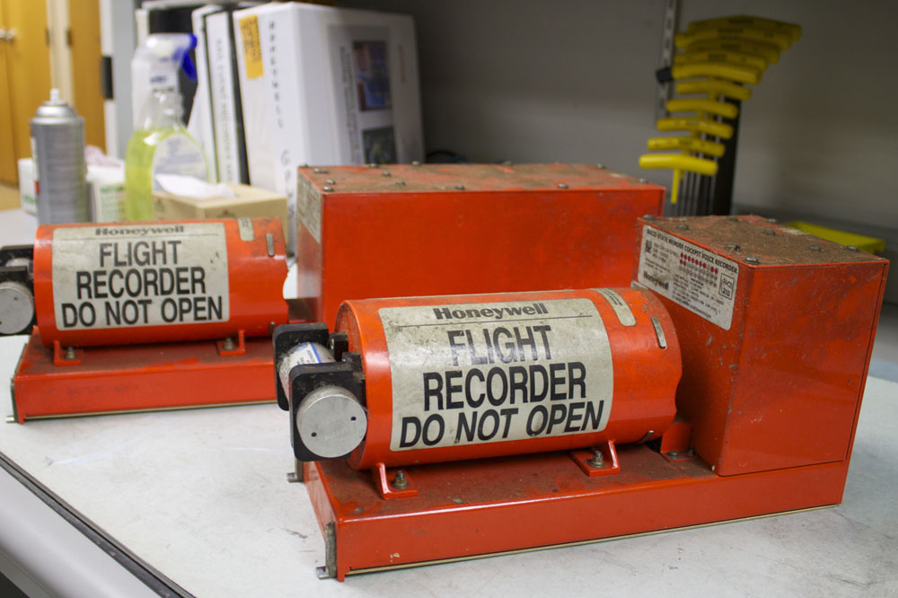 Cockpit voice recorder MS804 boven water gehaald