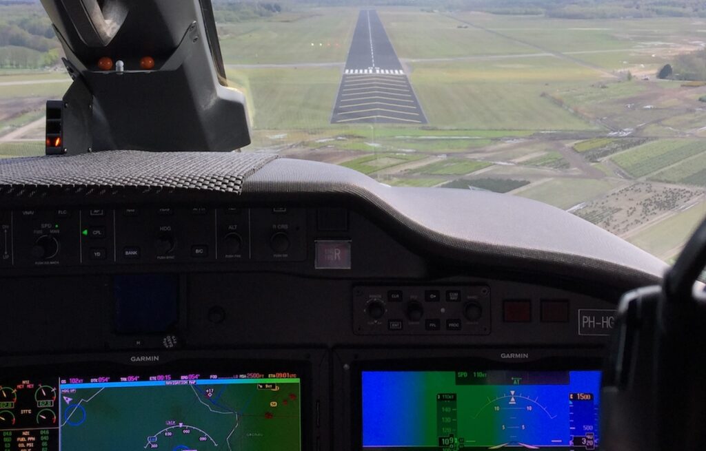 Eerste vliegtuig landt op Twente – foto’s uit cockpit Landingsbaan Twente