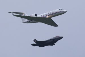 Een van de F-35's in formatie met de Koninklijke Luchtmacht Gulfstream IV © Lucien Blok, Four Aces Aviation Photography