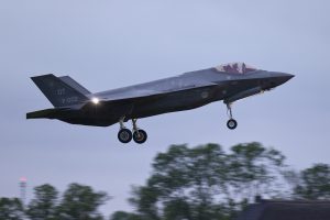 De tweede KLu F-35 landt voor het eerst op Leeuwarden © Lucien Blok, Four Aces Aviation Photography
