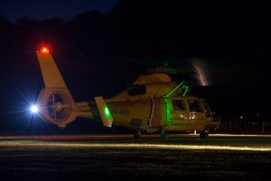 Kustwacht SA.365 Dauphin 's nachts op Terschelling © Leonard van den Broek