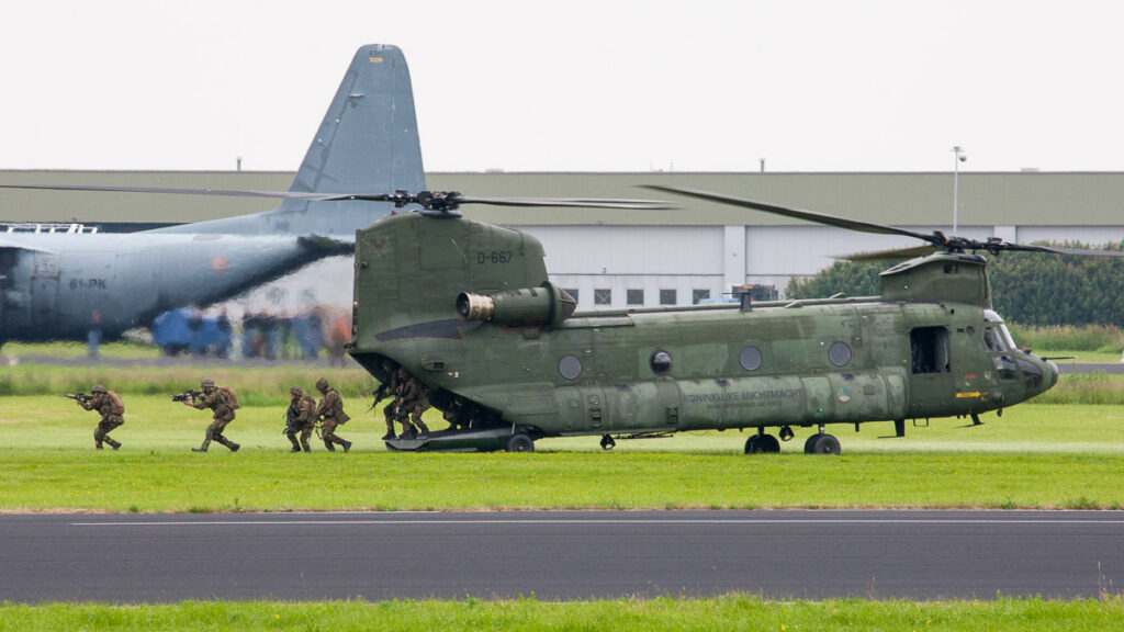 CH-47D Chinook tijdens de 'Air Power Demo' © Leonard van den Broek