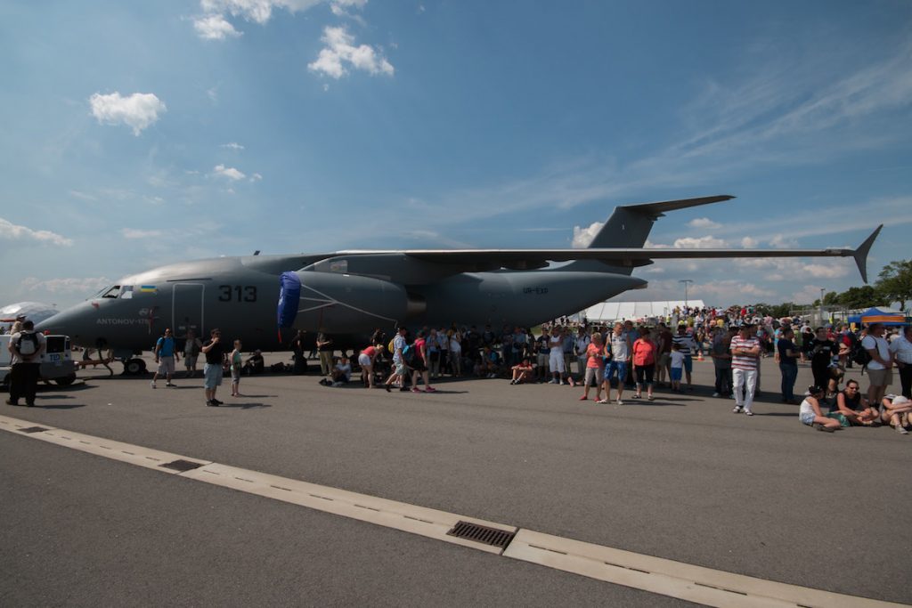 Deze nieuwe Antonov trok veel bezoekers, voornamelijk door de grote hoeveelheid schaduw die het toestel had. ©Antoon Wiessenberg