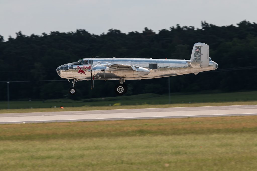 De DC-6 van Red Bull vloog samen een display met deze B-25. ©Antoon Wiessenberg