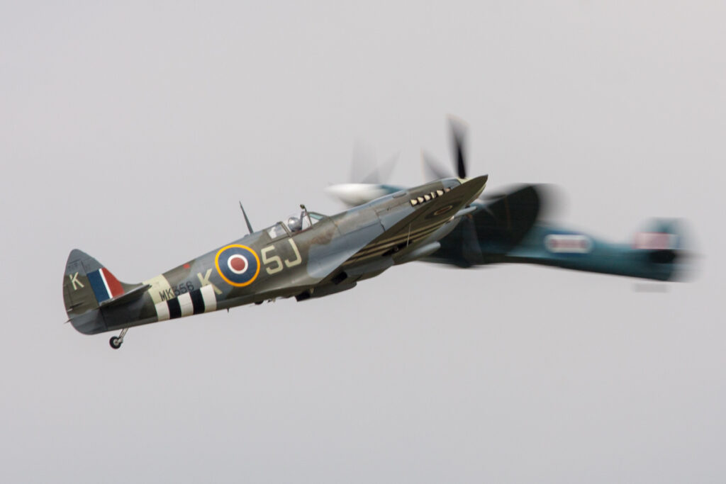Spitfires voor filmopnamen boven het IJsselmeer