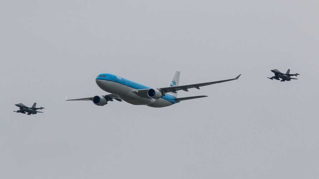 KLM A330 geflankeerd door twee F-16's © Leonard van den Broek