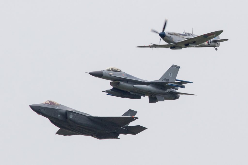 'Heritage Flight' formatie van F-35, F-16 en Spitfire © Leonard van den Broek