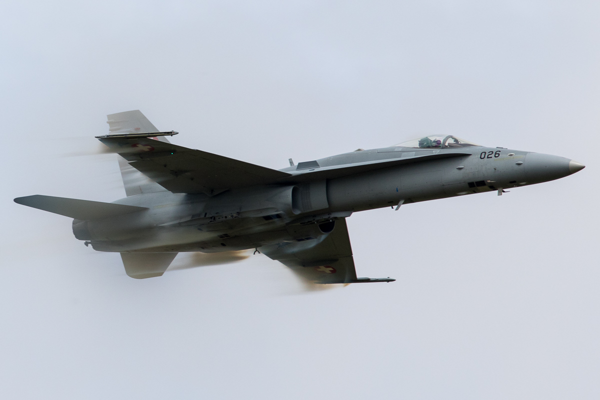 Een F-18 Hornet van de Zwitserse luchtmacht vliegt met hoge snelheid voorbij © Leonard van den Broek