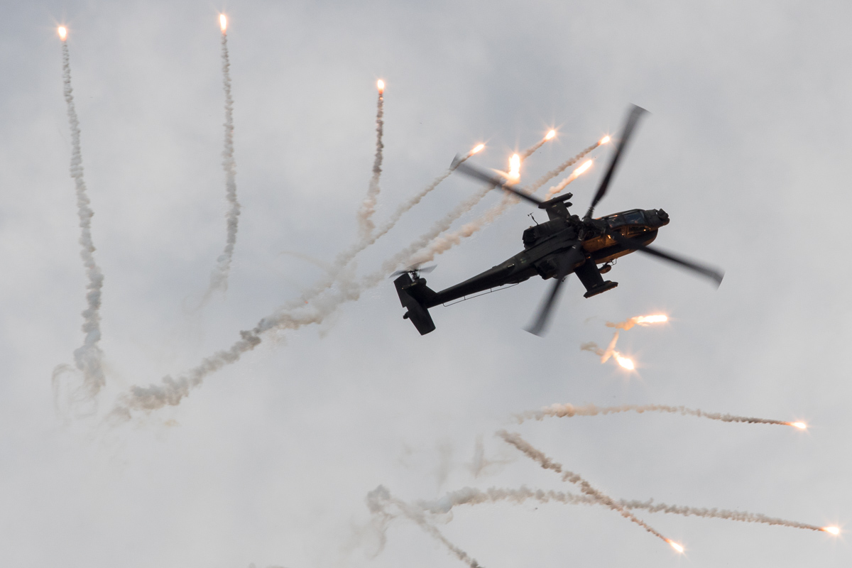 AH-64 Apache van de Koninklijke luchtmacht laat flares los © Leonard van den Broek