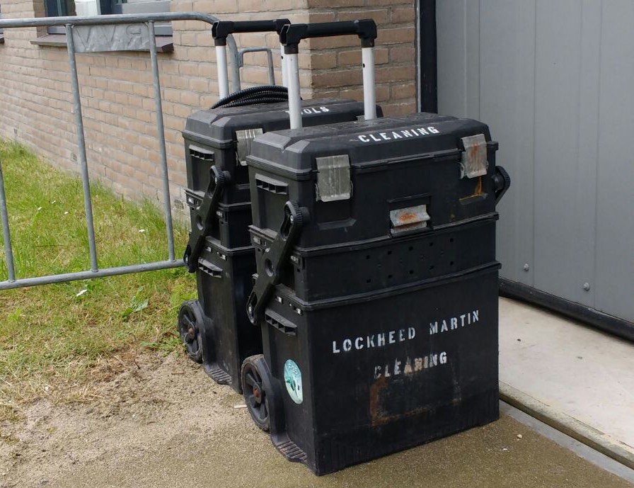 De schoonmaakspullen stonden nog langs de kant ©Leonard van den Broek