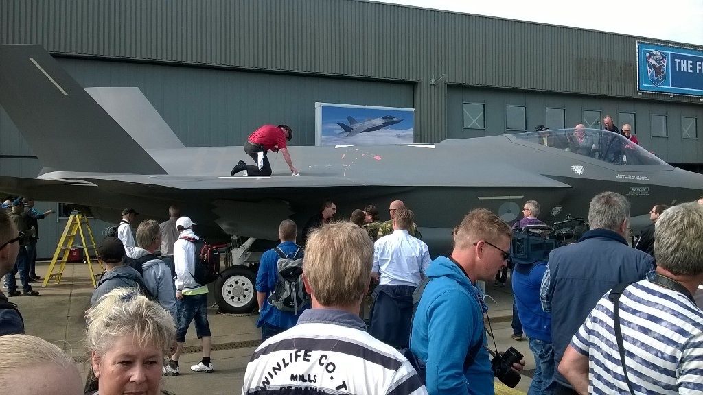 Vrouw gooit verf tegen showmodel F-35 in Leeuwarden