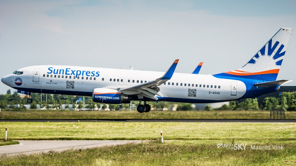 Stewardess krijgt slangenkop geserveerd | Video