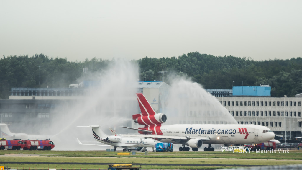 Martinair_MD11_salut