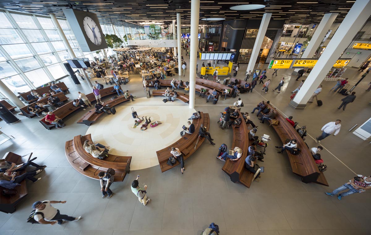 Het centrale plein van de lounge (c) Schiphol Group