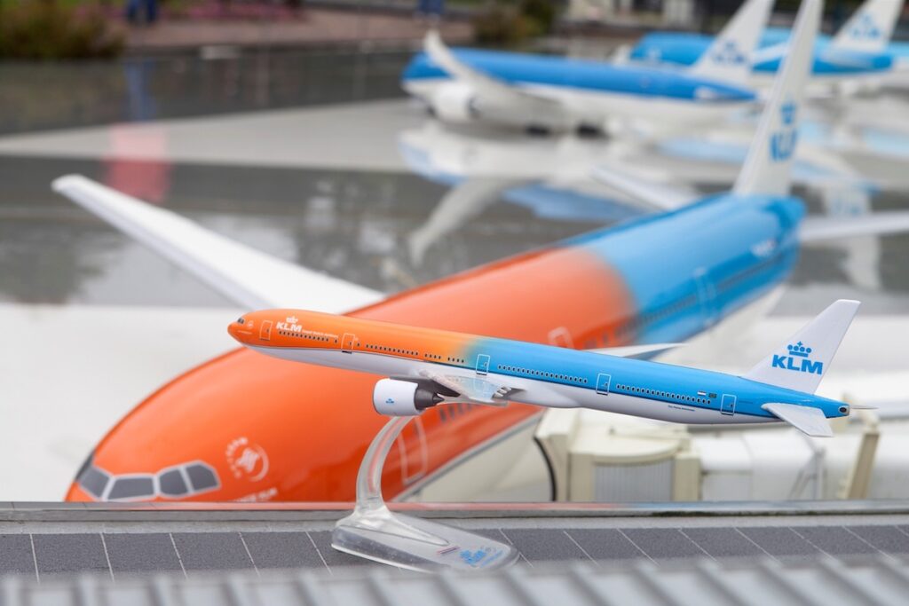 Oranje KLM 777 geland in Madurodam