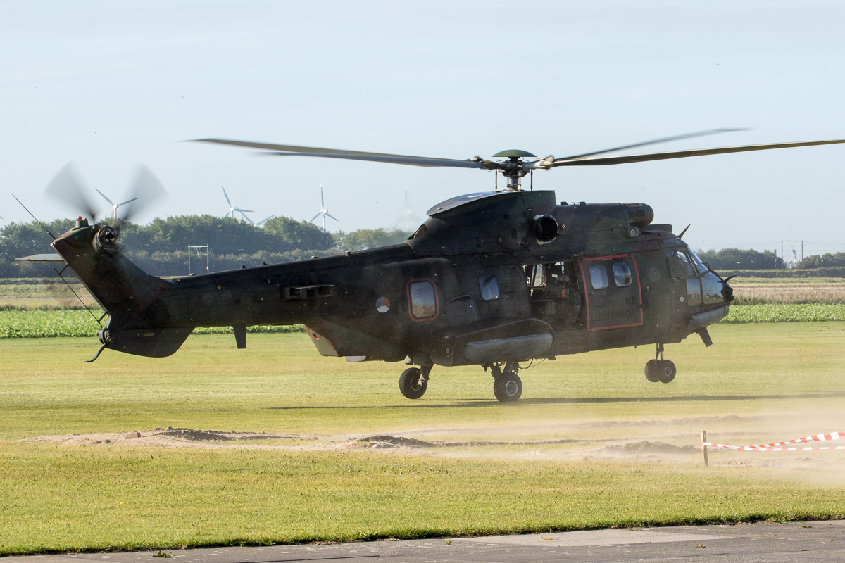 Cougar helikopter landt op vliegveld Midden-Zeeland © Leonard van den Broek