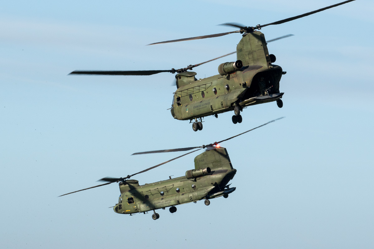CH-47 Chinook helikopters verlaten het 'strijdtoneel' © Leonard van den Broek