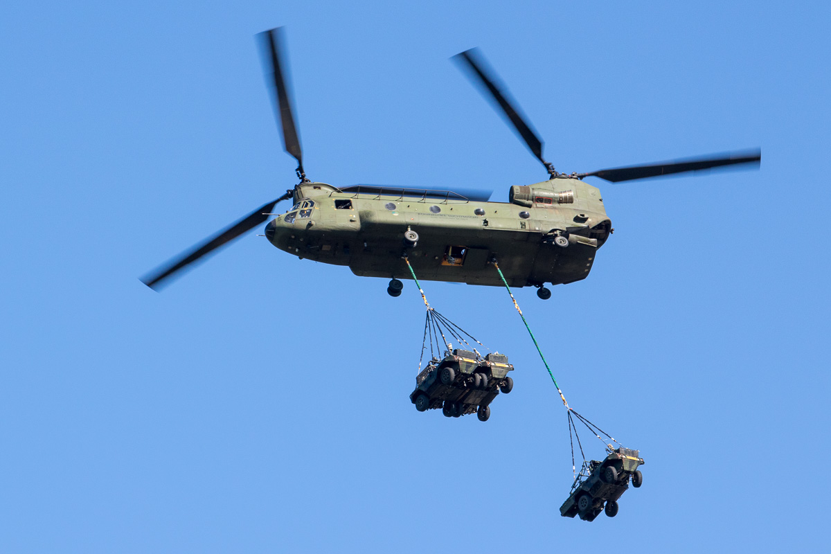 Chinook met 'underslung load', transportlading aan kabels © Leonard van den Broek