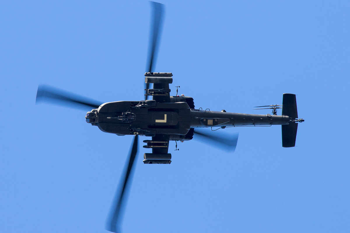 AH-64D Apache © Leonard van den Broek