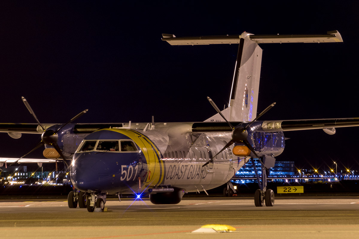 Een DHC-8 van de Zweedse kustwacht op het platform van Schiphol-Oost © Leonard van den Broek