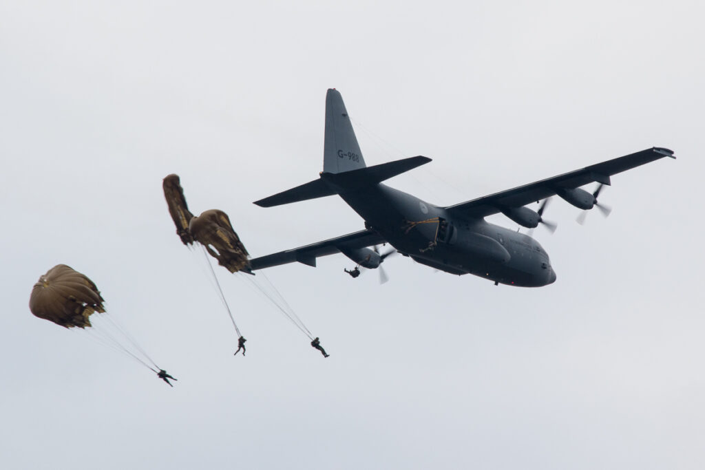 Parachutistenlandingen bij herdenking Market Garden