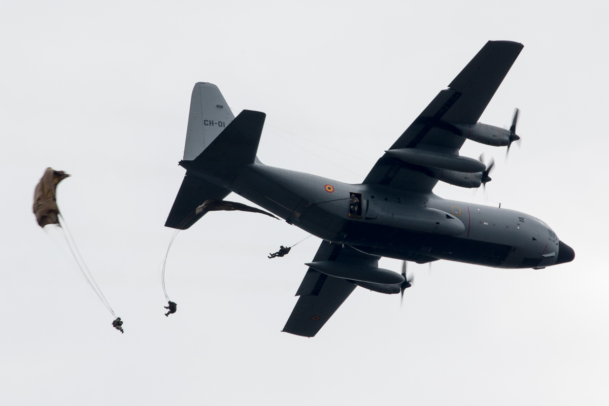 Parachutisten verlaten een Belgische Hercules boven de Ginkelse Heide © Leonard van den Broek