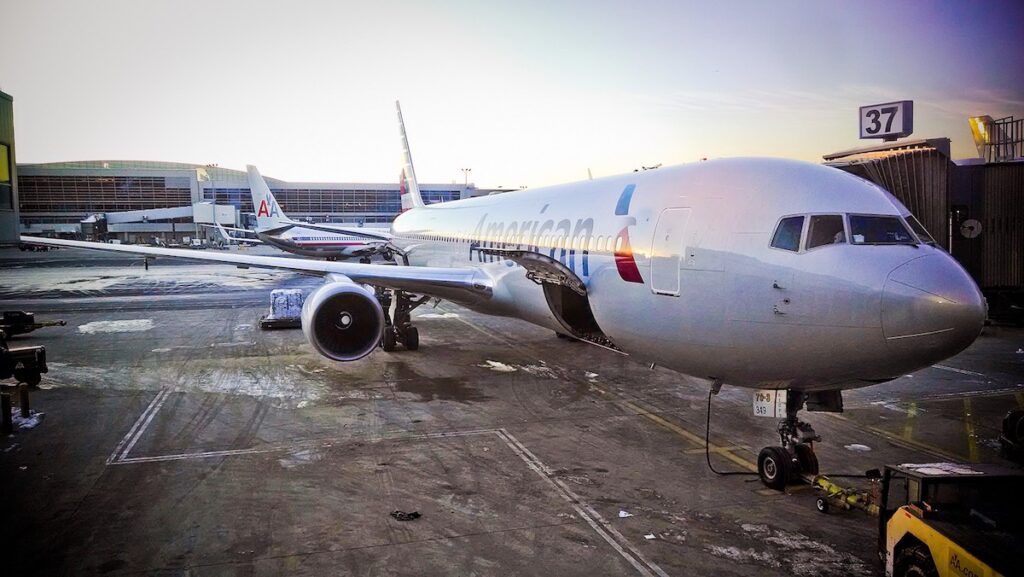 American 767 keert terug na probleem met luchtdruk