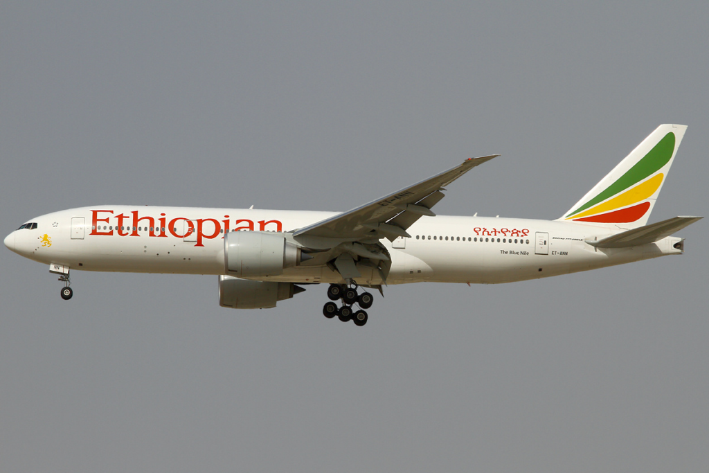 Ethiopian 777 vast in de modder naast landingsbaan | Video