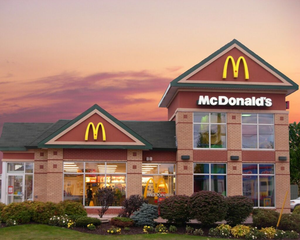 Een McDonald's restaurant in Moncton, Oost-Canada