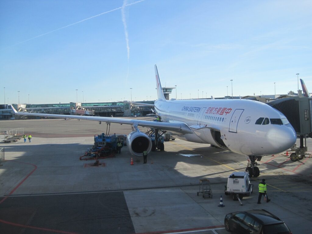 China Eastern A330 landt met remprobleem op Schiphol