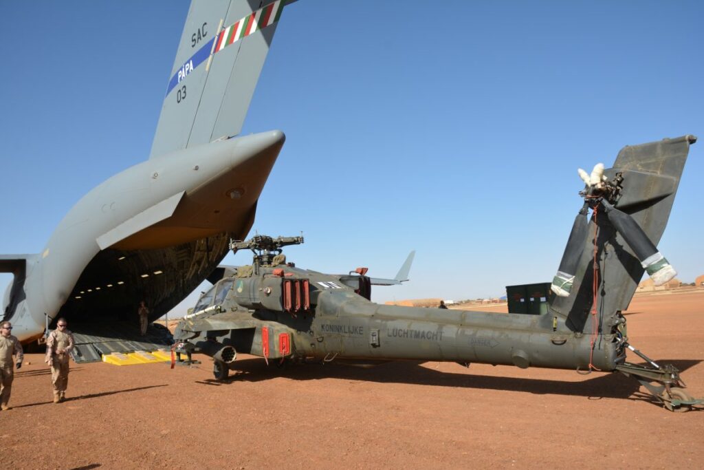 Eerste Apaches terug uit Mali De C-17 laadt de Apache gevechtshelikopters uit - ©Koninklijke Luchtmacht