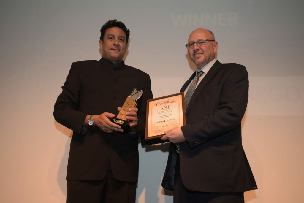 Nicholas Danton, Regional Cargo Manager voor Afrika (links) neemt de prijs in ontvangst. - © Qatar Airways