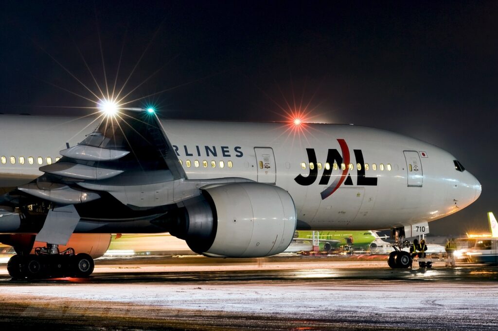 Japan Airlines Boeing 777 keert terug na verliezen motorkappen