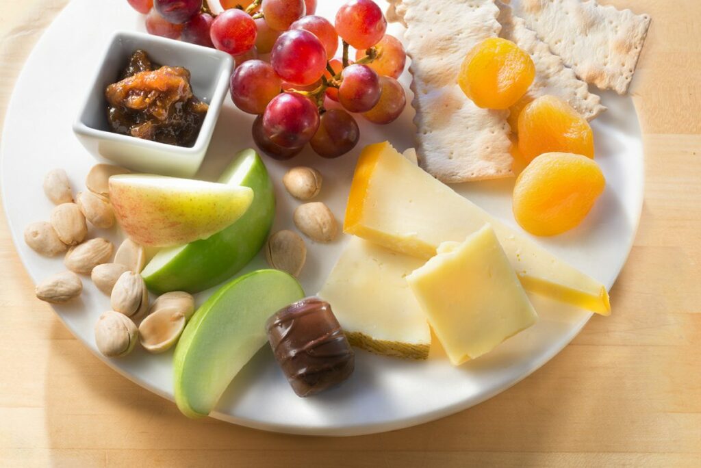 Een bord met kaas en fruit - (c) Delta Air Lines