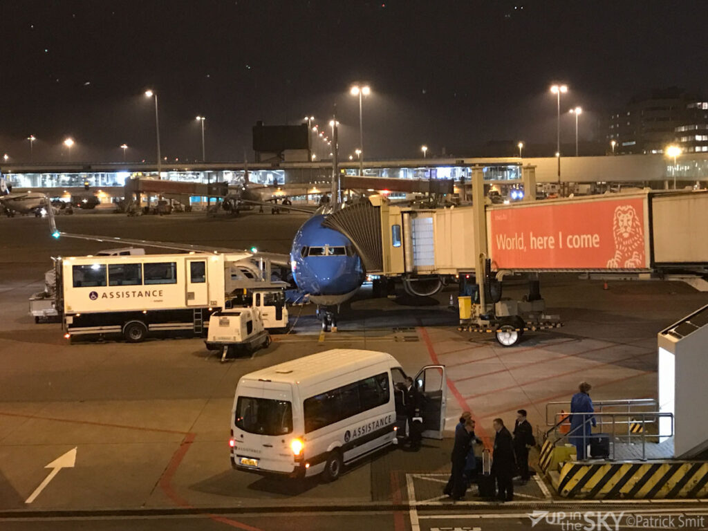 Waarom staat een vliegtuig met de neus richting de gate?