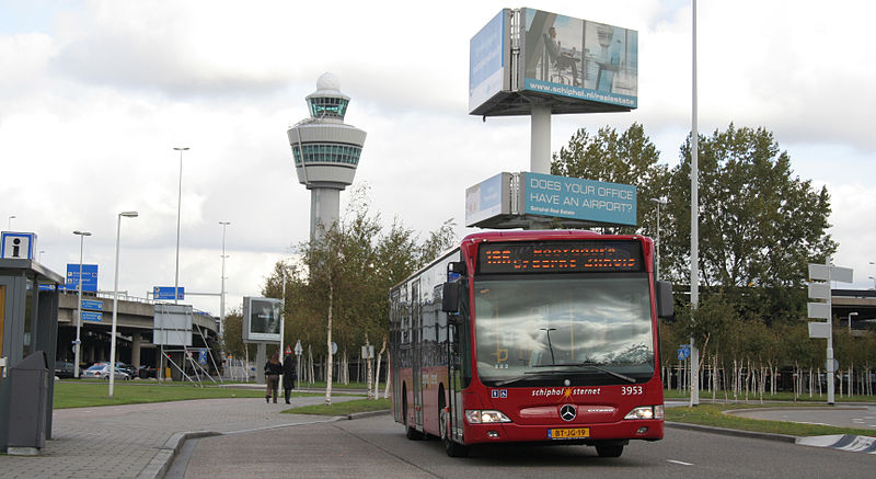 Bus botst tegen vrachtwagen bij Schiphol