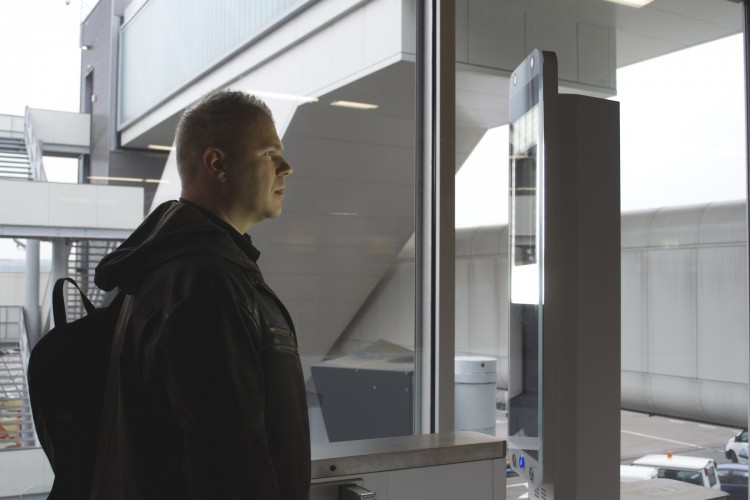 Schiphol test supersnel boarden met gezichtsherkenning